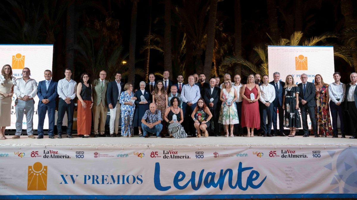 Fotografía de familia con premiados, autoridades y responsables de LA VOZ.