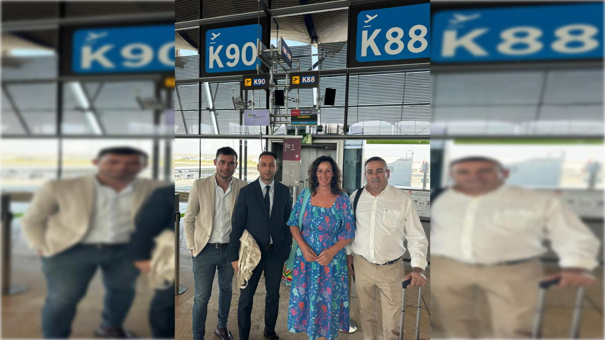 La alcaldesa de la capital, María del Mar Vázquez, y Ricardo Céspedes, gerente de LA VOZ y Cadena SER, en el Aeropuerto de Madrid.