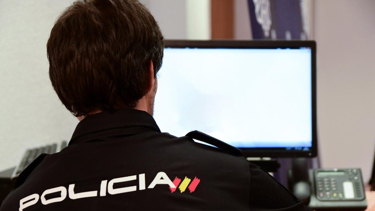 Agente de la Policía Nacional revisando los datos