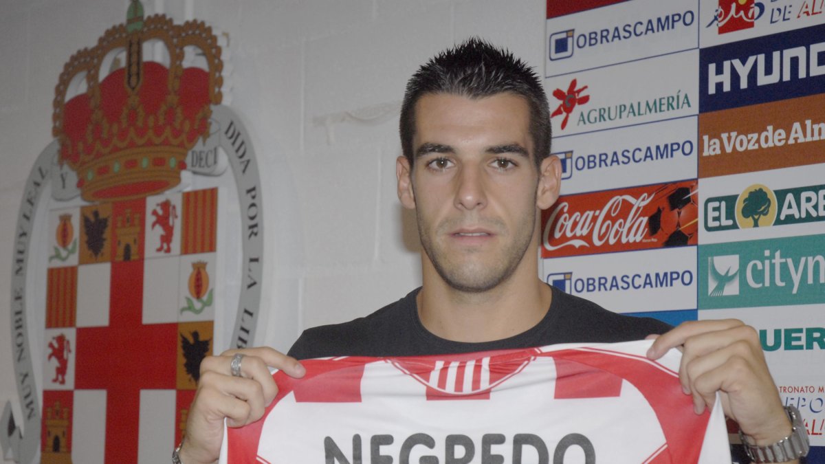 Álvaro Negredo en su presentación como jugador del Almería.