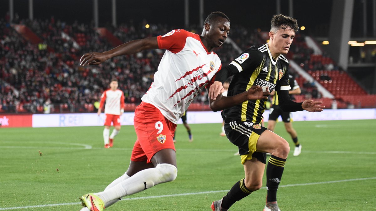 Umar Sadiq pugnando con Alejandro Francés en el Almería 3 Zaragoza 1.