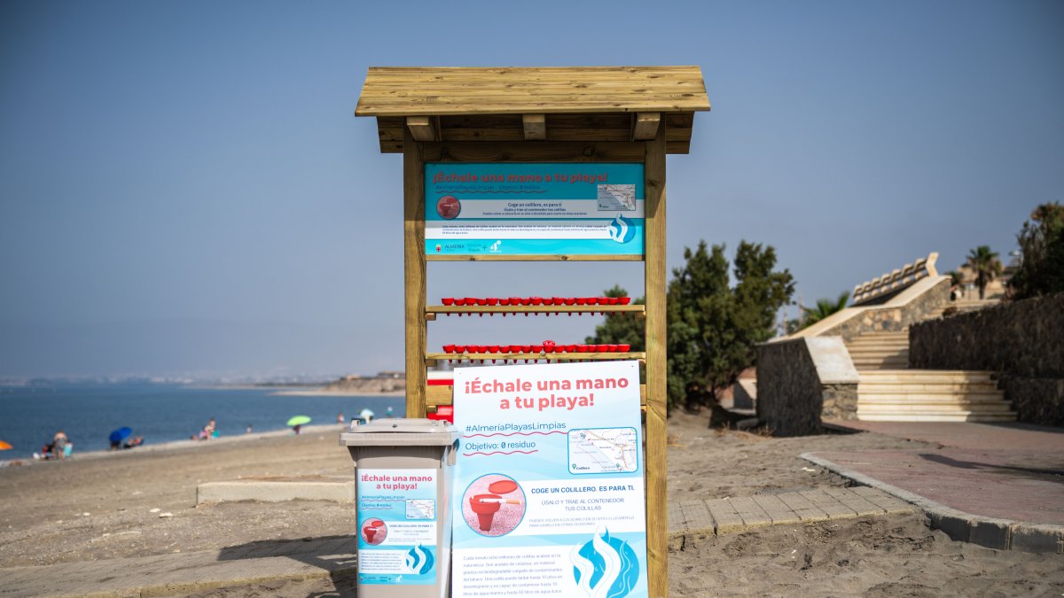 Estantería con ceniceros en una de las playas de Almería.