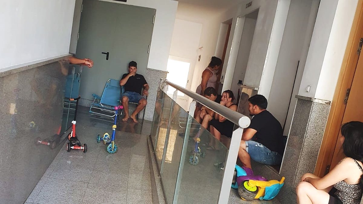 Los vecinos del bloque en el portal.