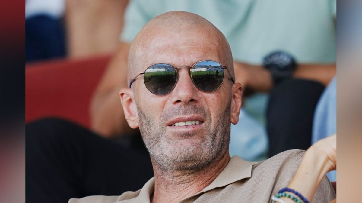 Zinedine Zidane en el Escribano Castilla viendo el amistoso entre Granada y Almería.