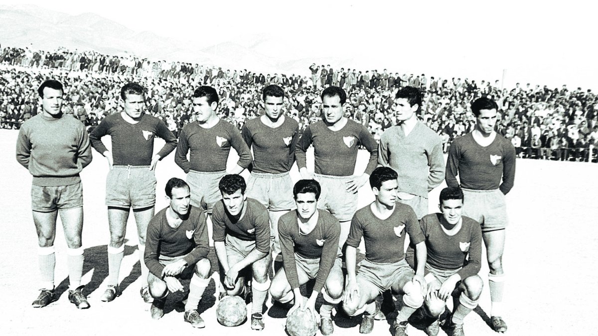 El 26 de enero de 1958 el campo de Miramar de Adra registró el mayor lleno de su historia con la visita del Almería. En la imagen, once que presen