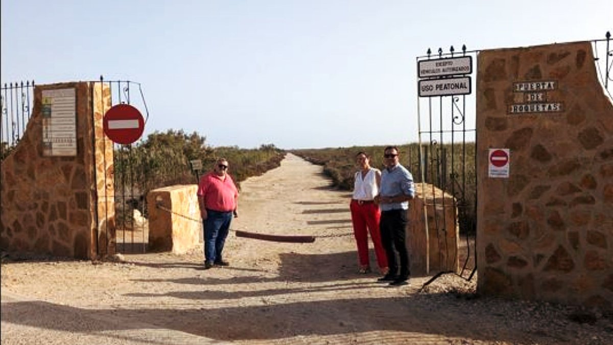 Concejales del PSOE de Roquetas ante la 'nueva' cadena instalada por Medio Ambiente.