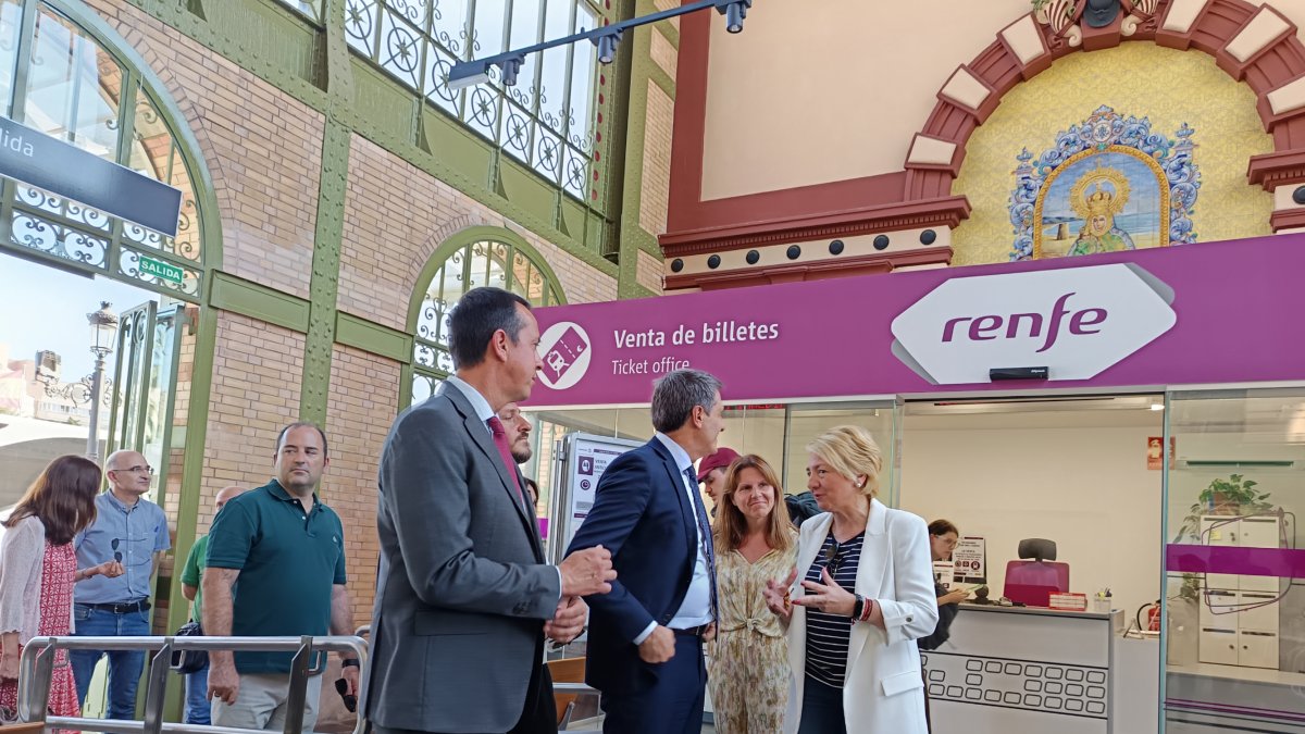 Eloísa Cabrera, concejala de Urbanismo, habla con Pedro Fernández en la estación provisional