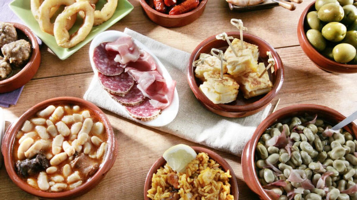 Hay muchos tipos diferentes de tapas para acompañar la cerveza o el vino.
