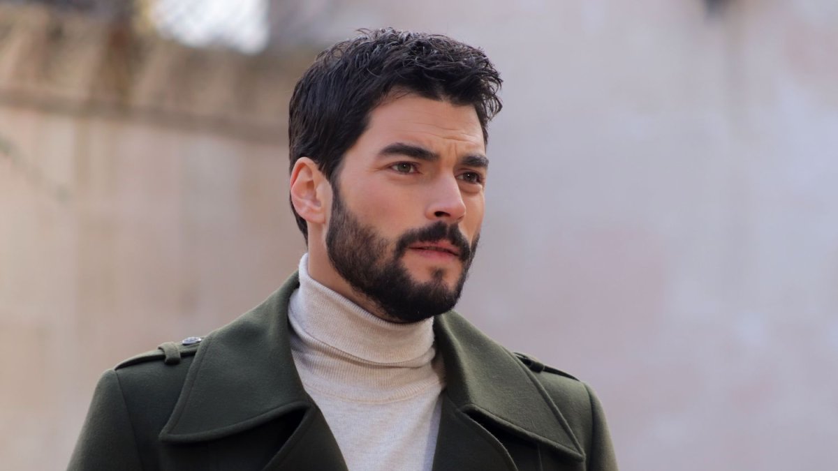 Muere la madre de Akin Akinözü ('Hercai') y el actor publica un emotivo  mensaje