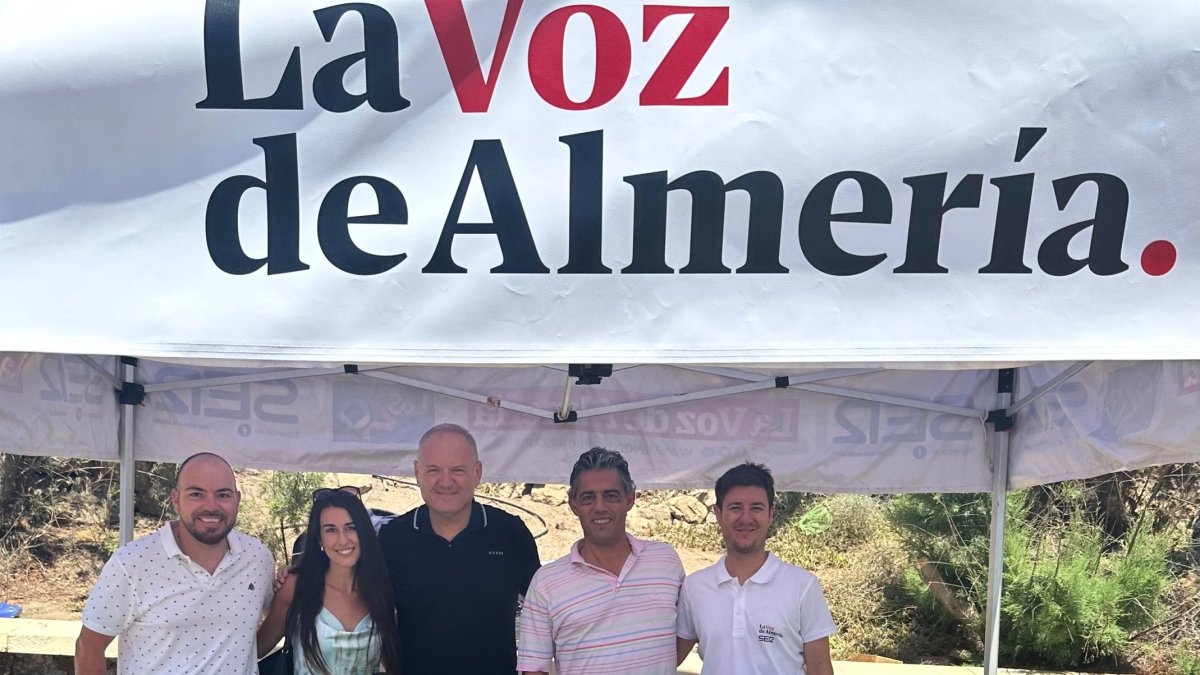El alcalde de Cuevas, Antonio Fernández (centro) junto con Ainhoa Barrera y José Ramón García, de Desert Spring Resort, con parte del equipo de