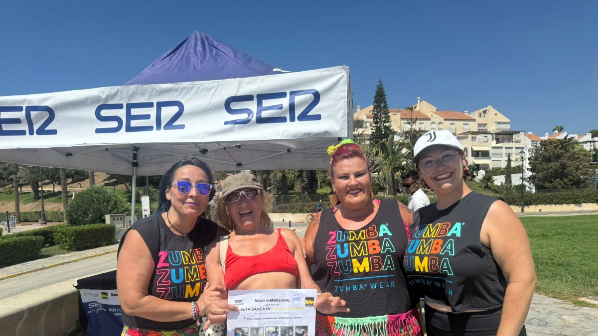 Monitoras de Zinponiente junto a Matilde posando con el bono de Cuevas de Sorbas.