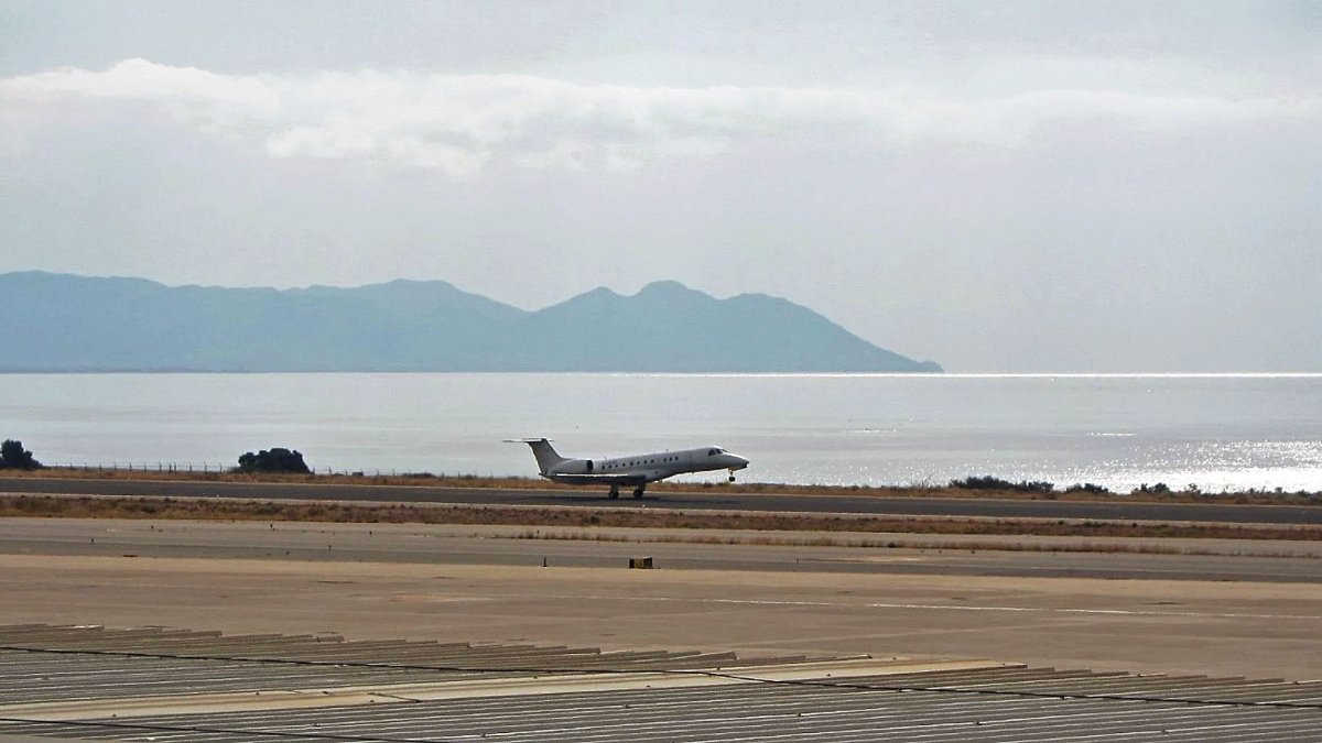 Un avión en el Aeropuerto de Almería.