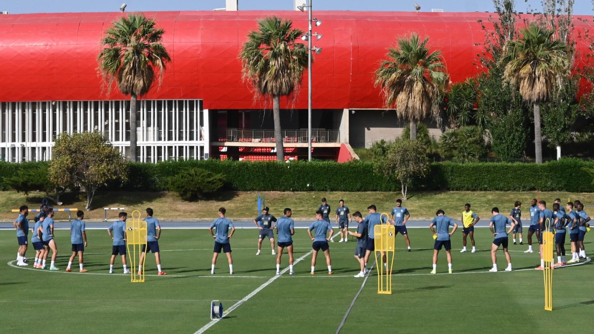 Imagen del primer entrenamiento, aunque Viera ya no está y Embarba será el próximo en salir.