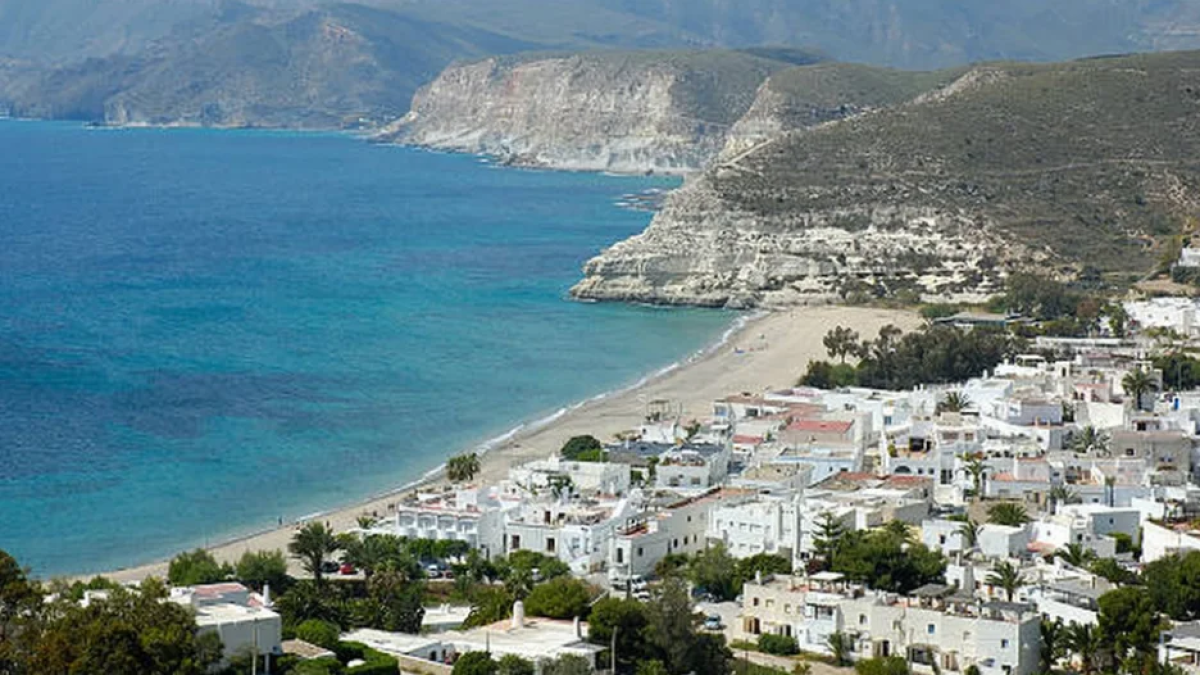 La playa de Aguamarga, uno de los mejores destinos en los que bañarse hoy
