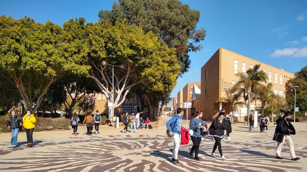 Estudiantes caminan por el campus de la Universidad de Almería.