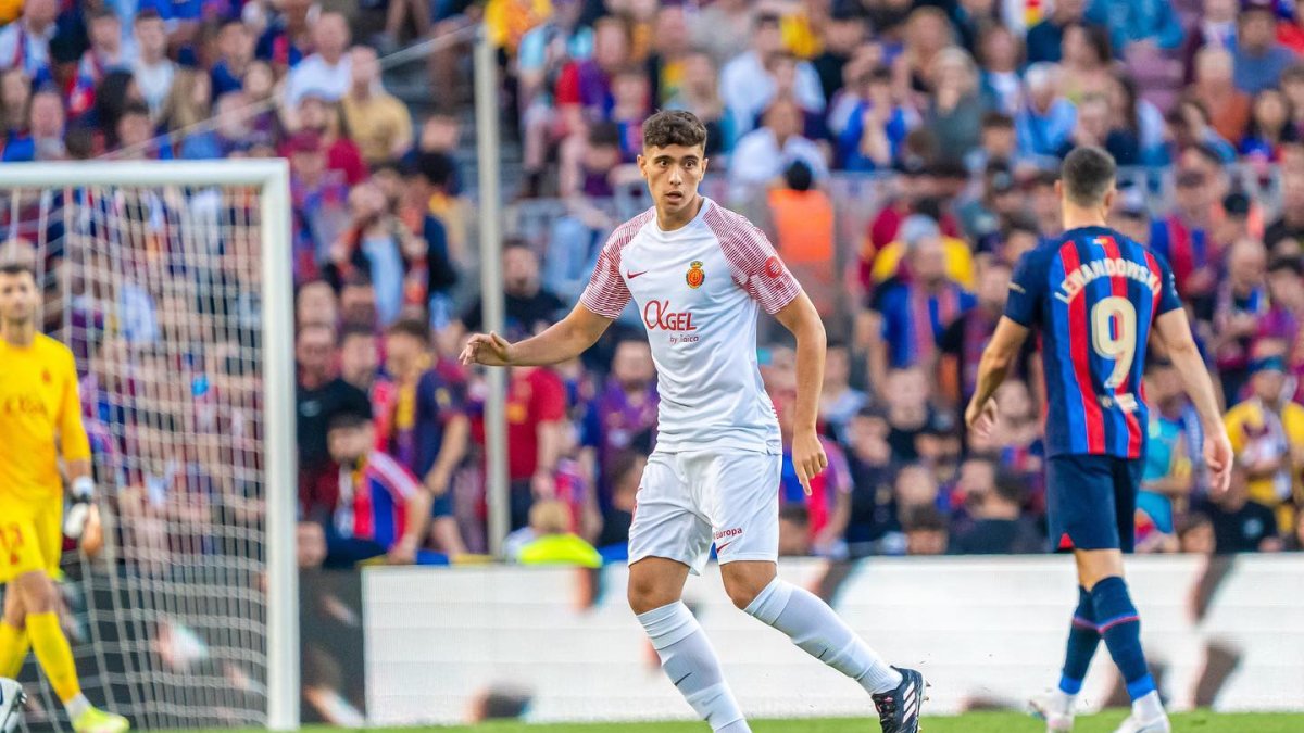 El centrocampista debutó en 2023 con el primer equipo bermellón frente al FC Barcelona.