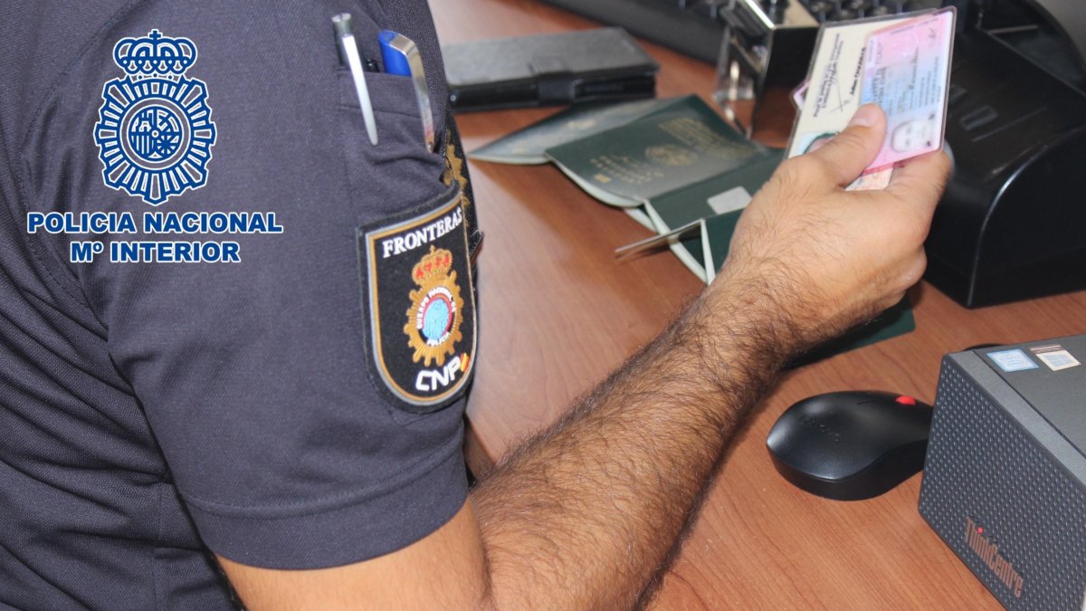 Un agente comprueba un pasaporte en un puesto fronterizo.