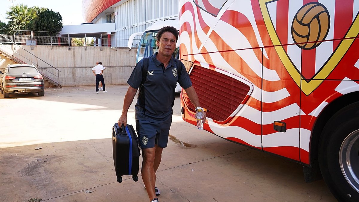 Rubi subiéndose al autocar para poner rumbo a tierras malagueñas.