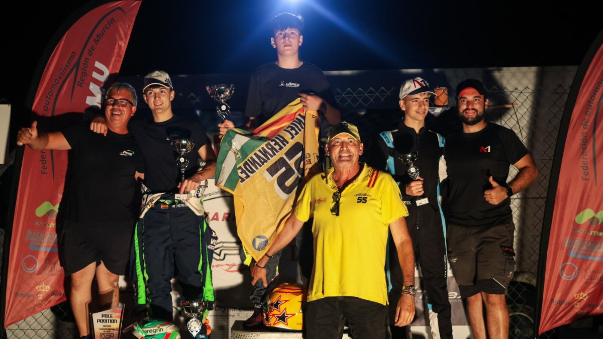 El equipazo posando en el podio en el circuito de Fortuna.