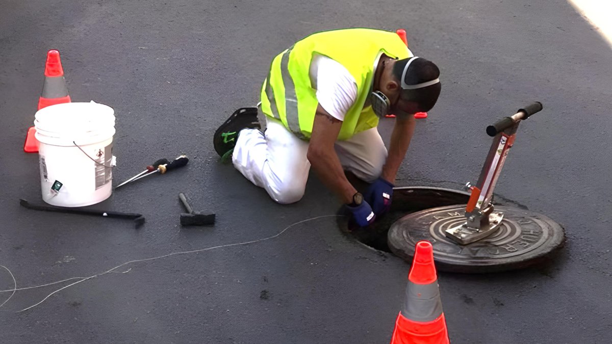 Un técnico de Hisasur en una tarea de desinfestación.