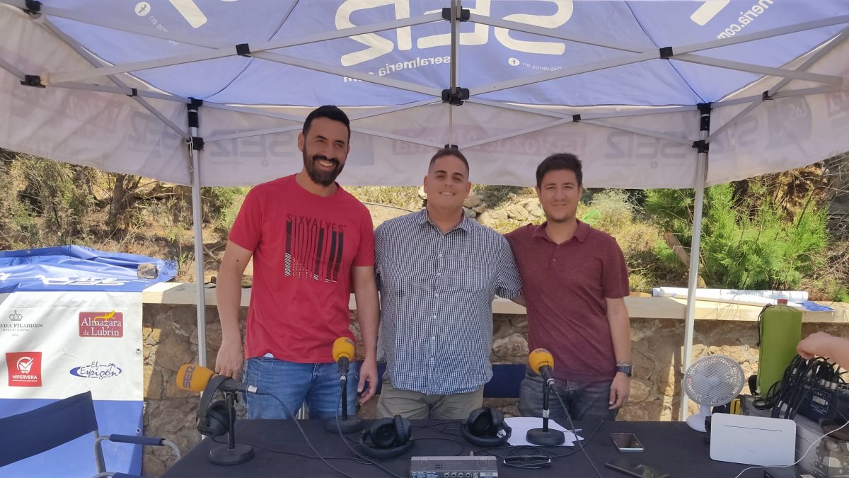 Gustavo Campos y Leo Vilar, de La Ventolera Fest, con el presentador Guillermo Mirón.