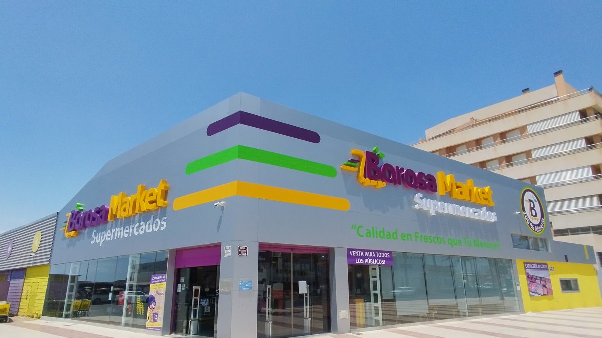 La nueva fachada de Borosa Market en Roquetas de Mar.