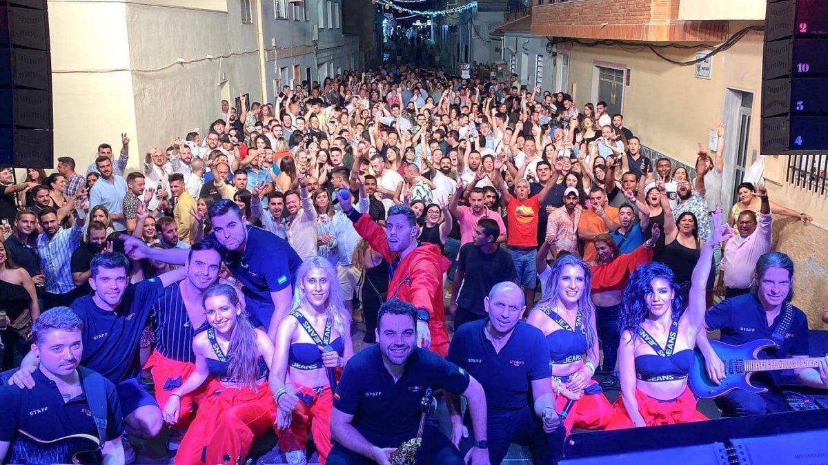 Imagen de archivo de la verbena y el baile en las Fiestas del Barrio de Santiago.