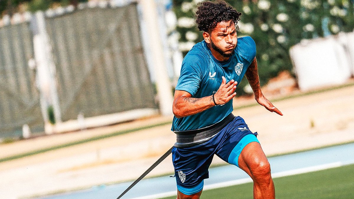 Luis Suárez sigue amarrado al Almería pero le queda poco.