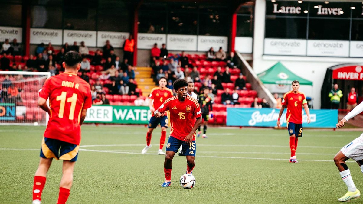 El almeriense con el control del esférico.