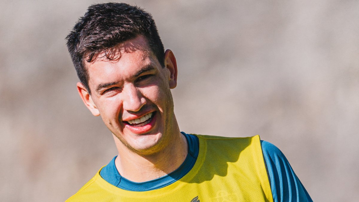 El mexicano en el entrenamiento de esta mañana con el equipo rojiblanco en Benahavís.