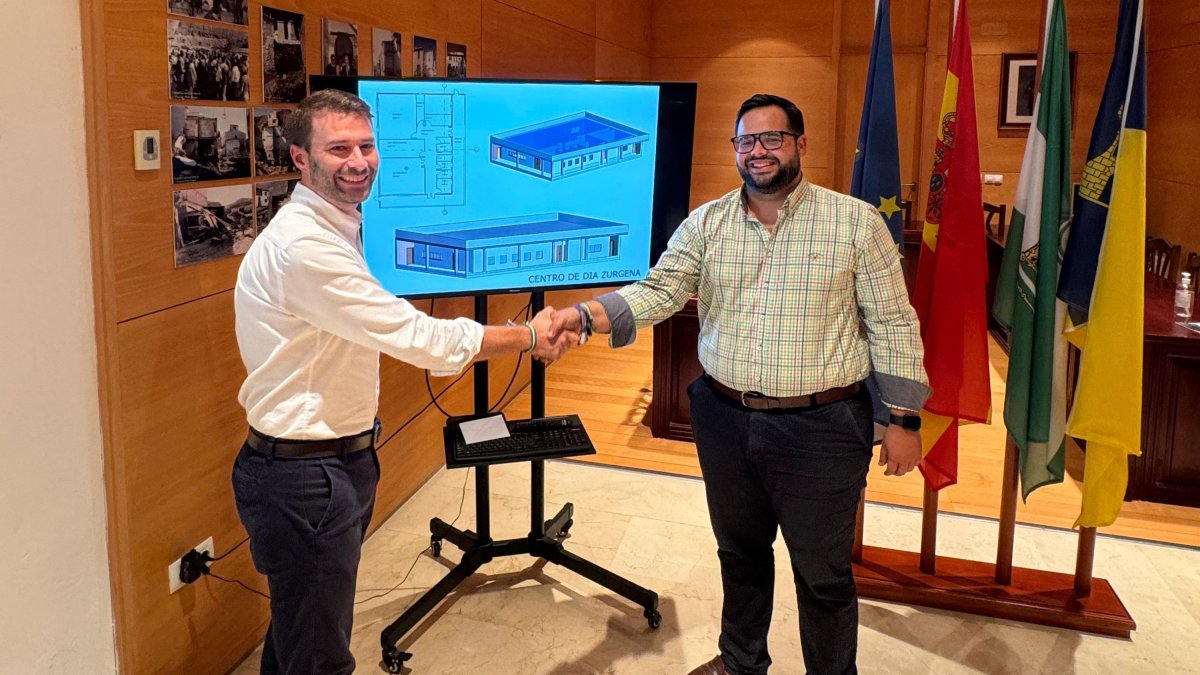 Francisco Bellido, Delegado de Inclusión Social, con Domingo Trabalón, alcalde de Zurgena en la recepción de la subvención.