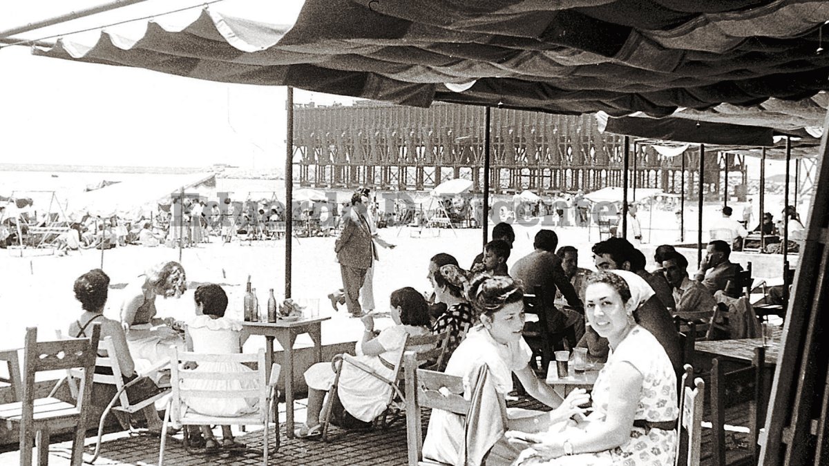 Terraza del Club Náutico en la playa de las Almadrabillas desde donde se podía disfrutar del espectáculo de la vida en ‘cinemascope’.