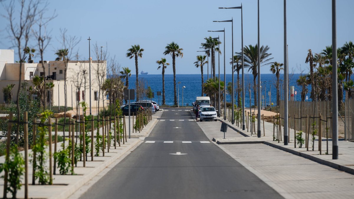 Vial que conecta de Norte a Sur el sector urbanizado