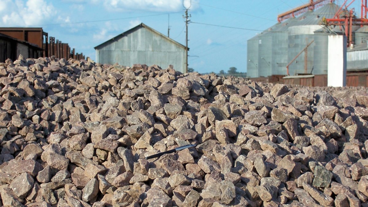 Acopio de balasto en una estación de ferrocarril.
