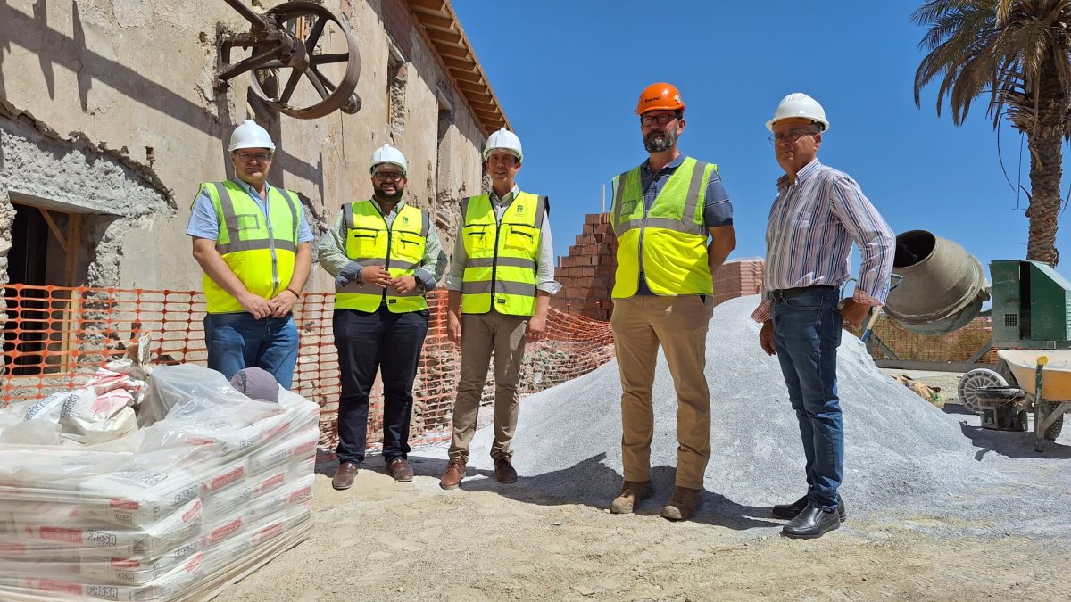 El subdelegado del Gobierno en Almería, José María Méndez, ha realizado una visita a las obras de rehabilitación.