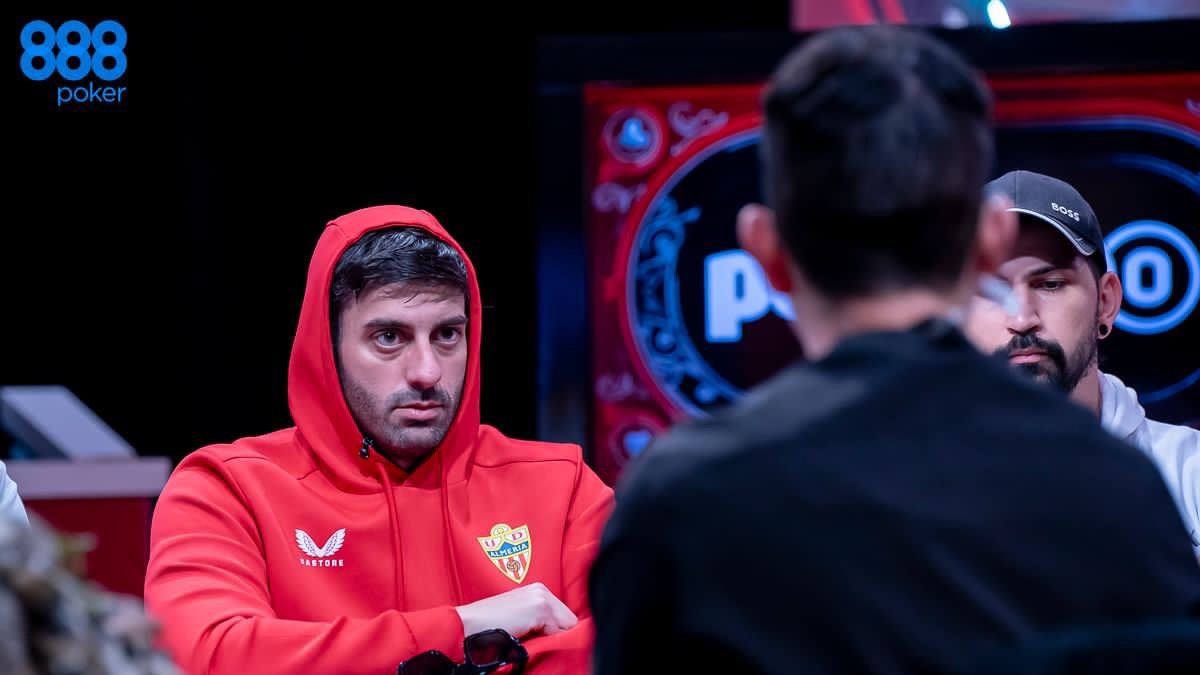 Guillermo Sánchez, jugador de póker almeriense, en mitad de un torneo internacional con la sudadera de la UD Almería.