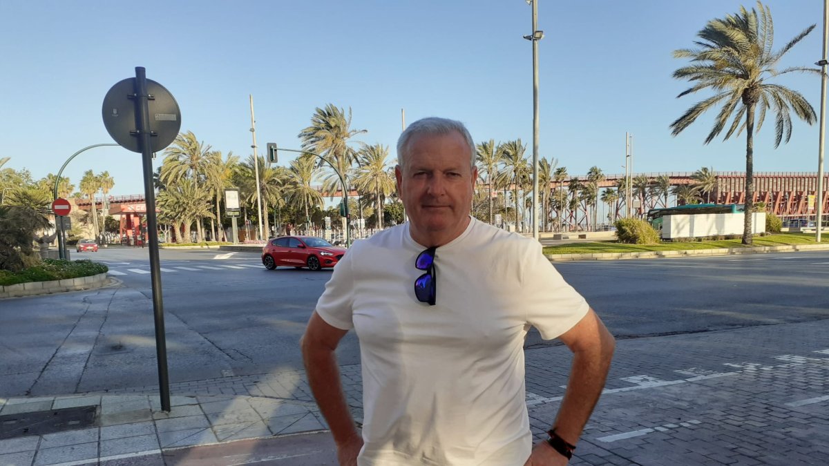 Andrés Cayuela posando en el parque cerca de su barrio de Pescadería.