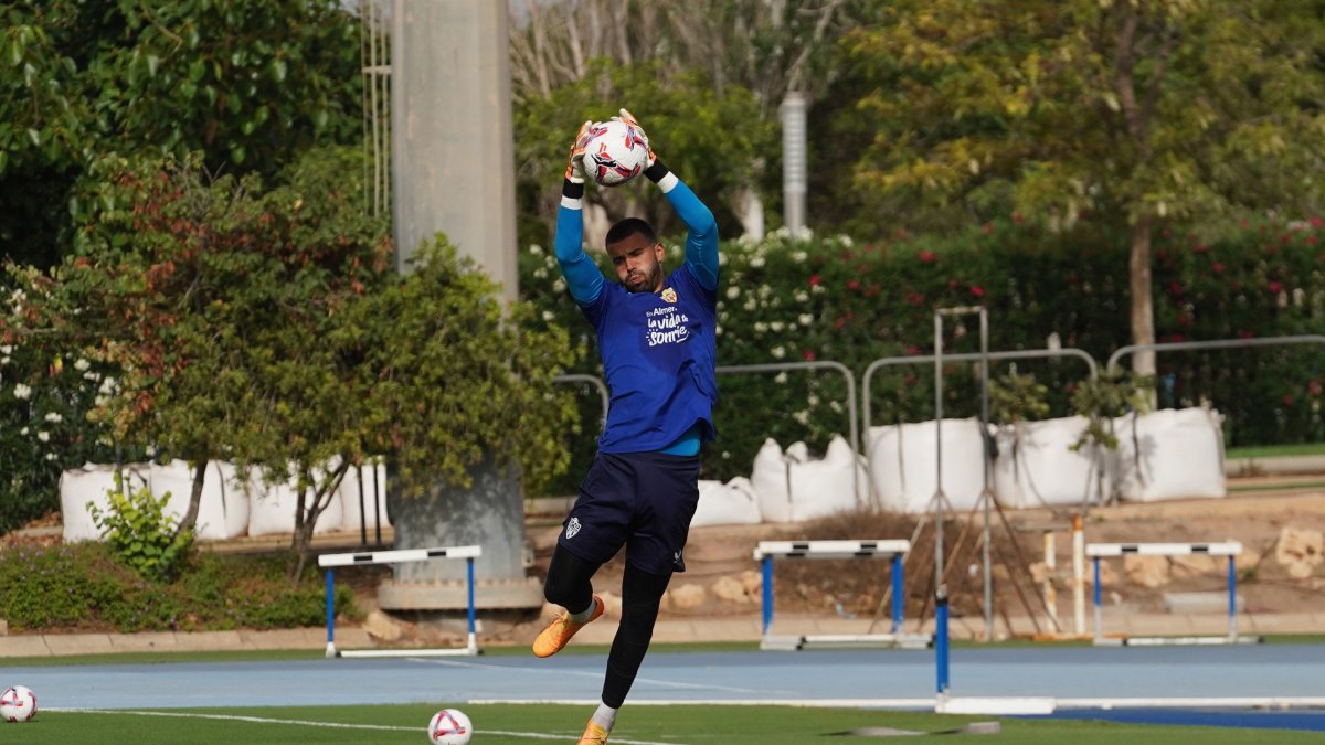 Luis Maximiano sigue entrenando con el Almería pero pendiente del mercado de fichajes.