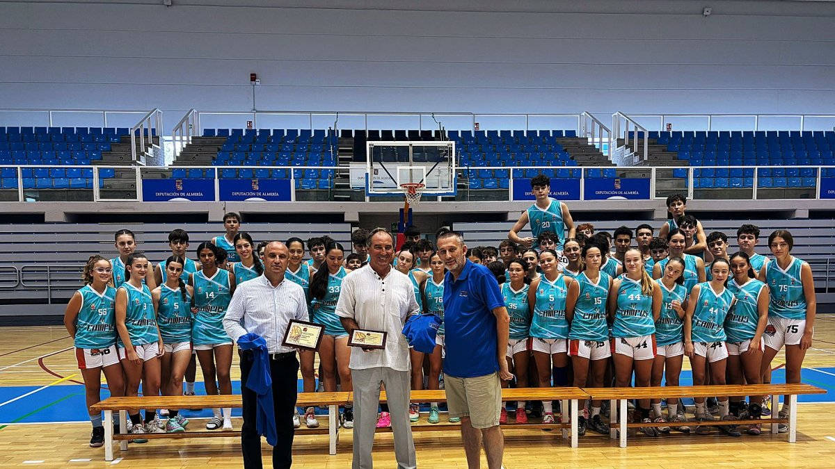 Los altos cargos y el coordinador del campus en el Moisés Ruíz.