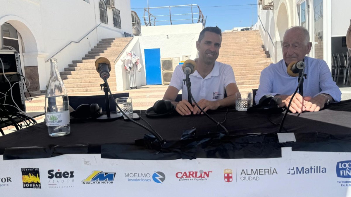 Gabriel Amat, alcalde de Roquetas, en el set de Cadena Ser.