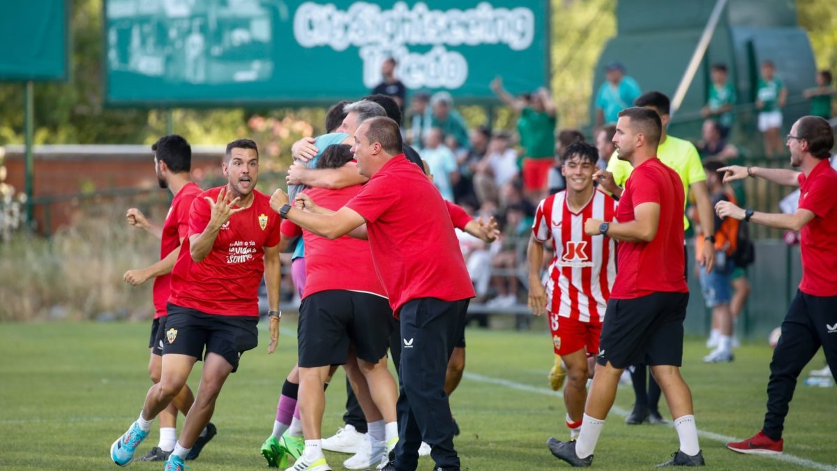 Celebración del ascenso en el Salto del Caballo después de un final de temporada histórico.