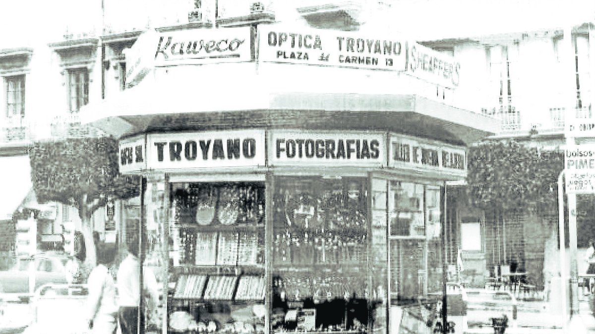 Kiosco de Troyano en la Puerta de Purchena, frente a la fachada del restaurante Imperial