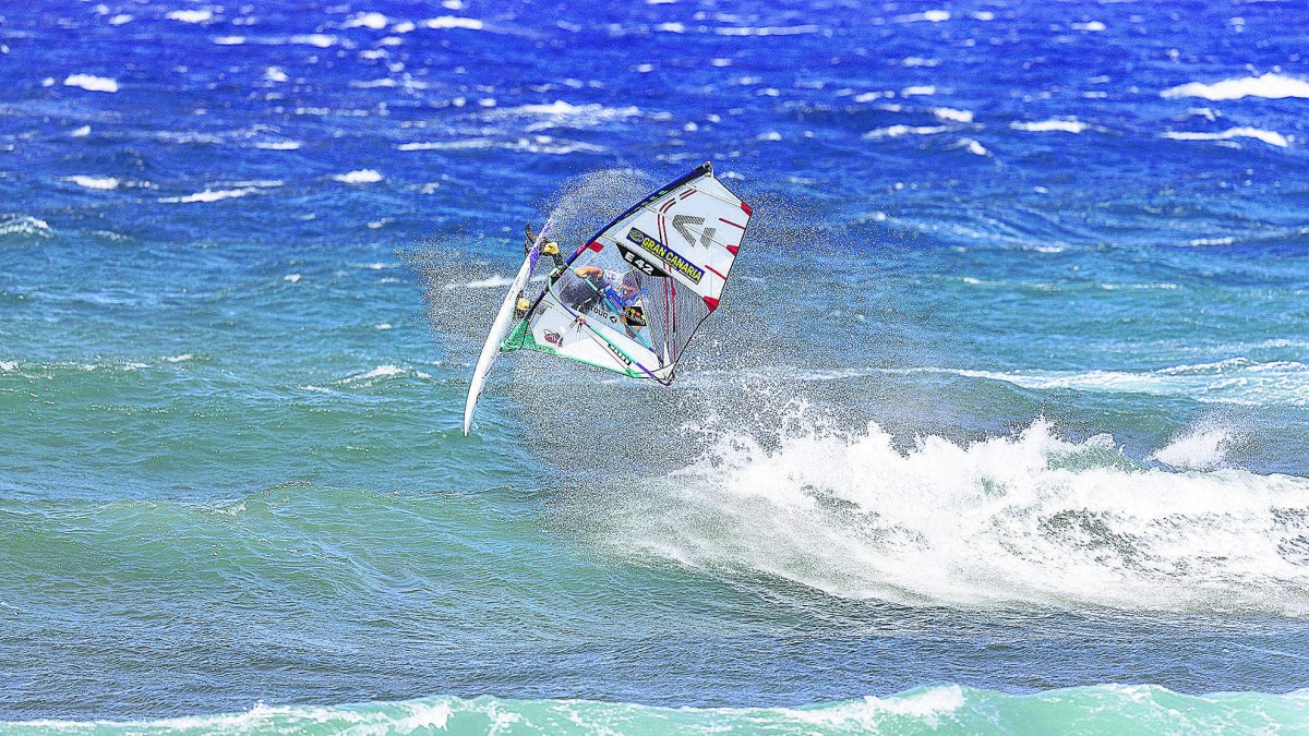 Víctor Fernández surfeando una ola.