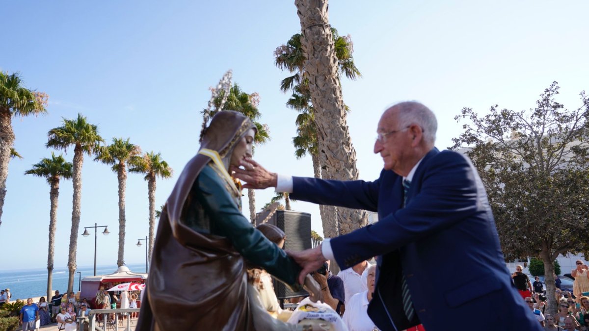 Tradicional lavado de cara a la imagen de Santa Ana en Roquetas de Mar este viernes.