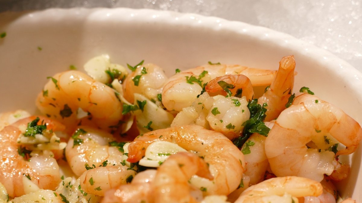 Revuelto de gambas y setas para cenar.