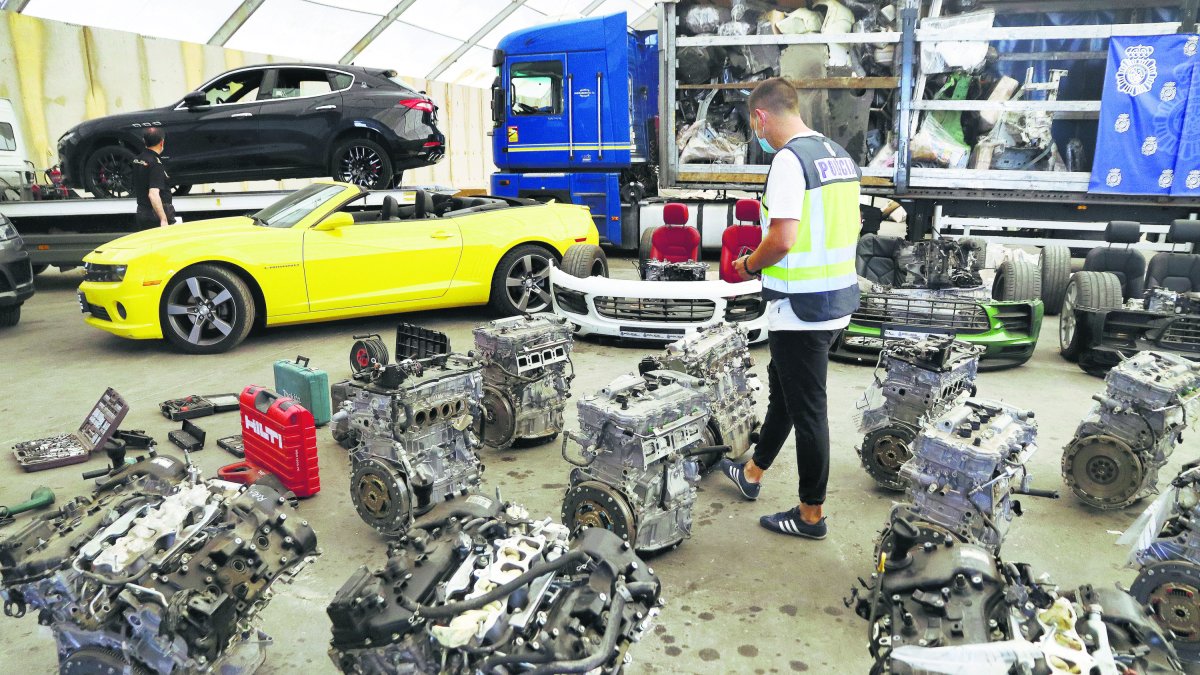 Policía Nacional inspecciona partes de coches de lujo extraídas para ser vendidas al exterior.