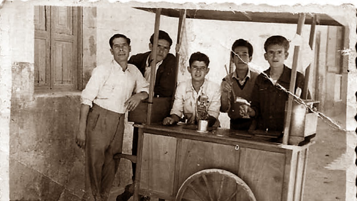 Un carrito de los helados en el Albox de la Postguerra. Se ve a José y a Luis Sirvent, los chambileros, y a otros personajes. Foto de J. L. Sirvent.