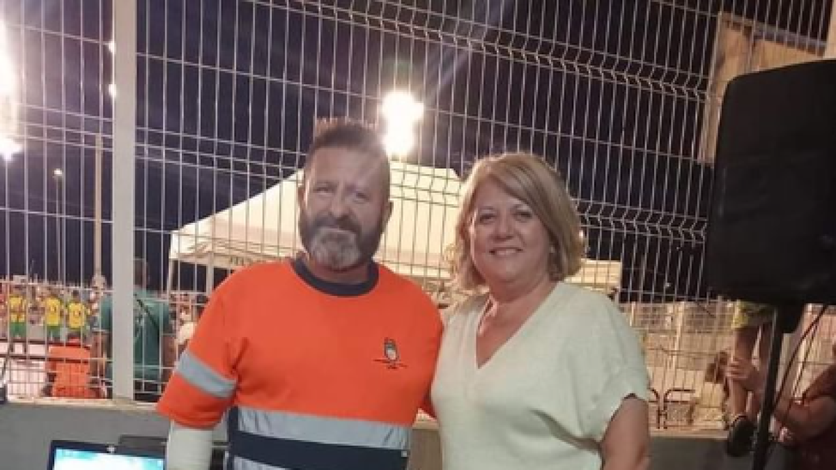 Juan Almansa y Lourdes Ramos posan para lanzar al mundo el himno.