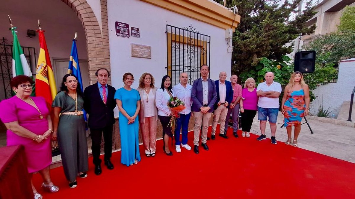 Con ramo de flores Yolanda Pérez, viuda de Darío Fernández, con la alcadesa de Santa Fe Trinidad Góngora, autoridades y familiares de Juan M
