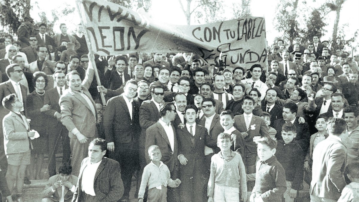 Paco León recibiendo un trofeo el día de su homenaje en el estadio de la Falange, el 19 de marzo de 1963.